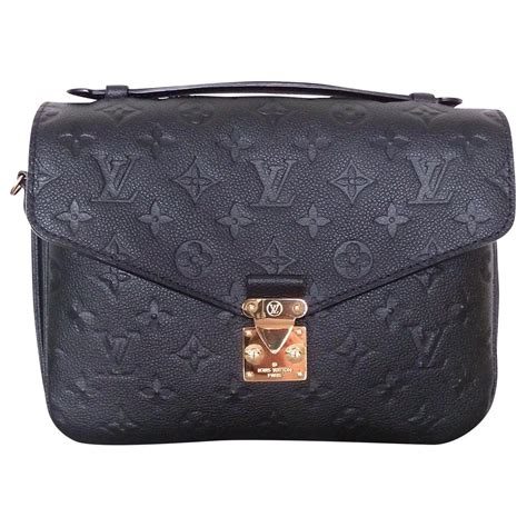 schwarze louis vuitton tasche.